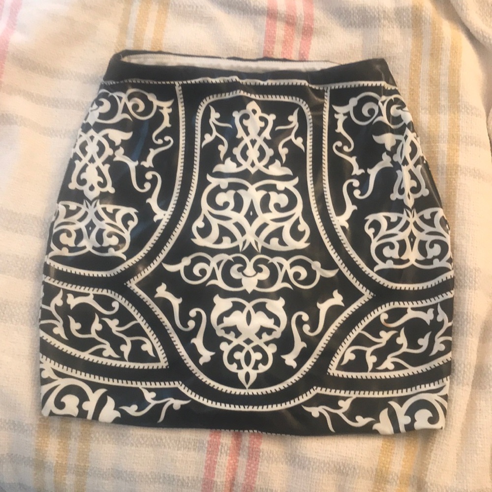 Stretchy patterned pencil skirt